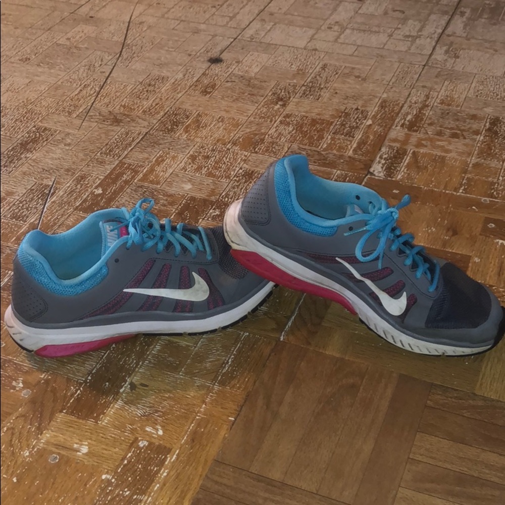 Like new women’s Nike shoes!! Size 10